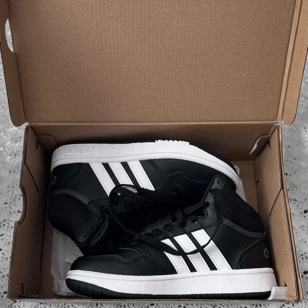 Adidas Hoops Mid 3.0 kids sneaker- black/ white boys size 2 - Picture 11 of 12